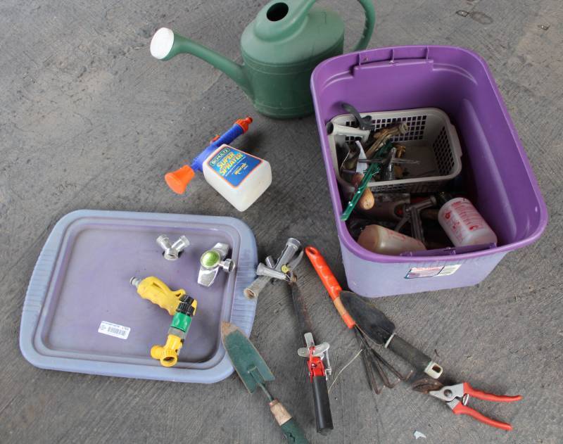 lot 1765 image: Tub of Lawn and Garden Items - see photos