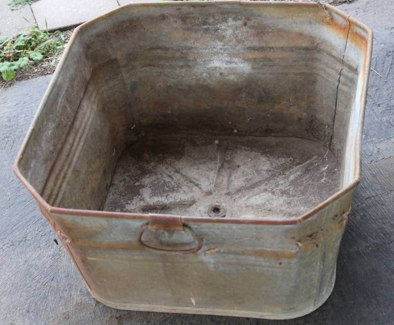 lot 1766 image: Galvanized Wash Tub