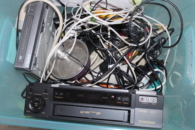 lot 1773 image: Tub of Untested Electronics