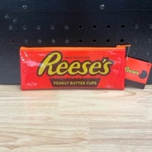 lot 3146 image: Reese��s Coin Purse  - Retail $0