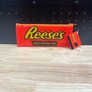 lot 3299 image: Reese��s Coin Purse  - Retail $0