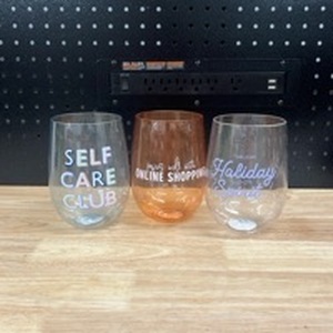 lot 3312 image: 3- 36 Ounce Plastic Cups - Retail $10