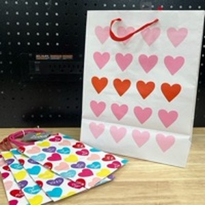 lot 3316 image: Lot of Valentines Day Gift Bags - Retail $0