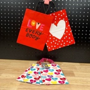 lot 3317 image: Lot of Valentine��s Day Gift Bags - Retail $0