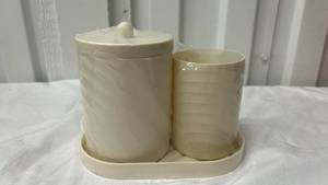 lot 7202 image: Cream plastic Bathroom Set with Tray