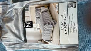 lot 2017 image: Members Mark Faux Fur Comforter Set - King Size. Color Gray.