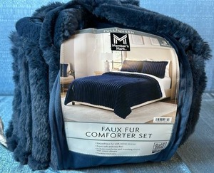 lot 2019 image: Members Mark Faux Fur Comforter Set. Size FullQueen. Color Navy.