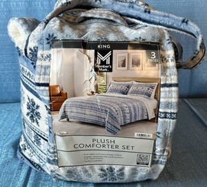 lot 2032 image: Members Mark Plush Comforter Set. Size King. Color BlueWhite.
