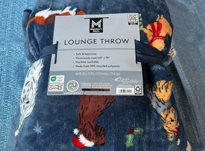 lot 2034 image: Members Mark Lounge Throw. 60��x70��. Christmas Dog Themed.