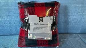 lot 2035 image: Members Mark Cozy Throw. 5��x6��. Color RedBlack Plaid.