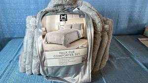 lot 2037 image: Members Mark Faux Fur Comforter Set. Size FullQueen. Color Gray.