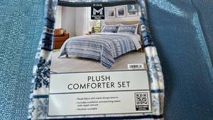 lot 2038 image: Members Mark Plush Comforter Set. Size King. Color BlueWhite.