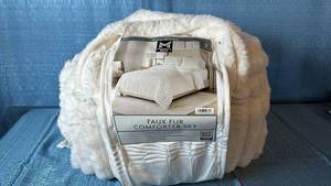 lot 2039 image: Members Mark Faux Fur Comforter Set. Size FullQueen. Color Ivory.