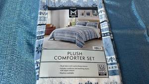 lot 2040 image: Members Mark Plush Comforter Set. Size King. Color BlueWhite.