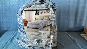 lot 2041 image: Members Mark Plush Comforter Set. Size King. Color BlueWhite.