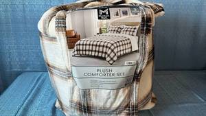 lot 2045 image: Members Mark Plush Comforter Set. Size King. Color BrownIvory Plaid.