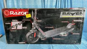 lot 3007 image: Razor Folding Electric Scooter