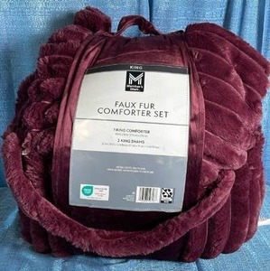 lot 5008 image: Faux Fur Comfort Set King - Purple