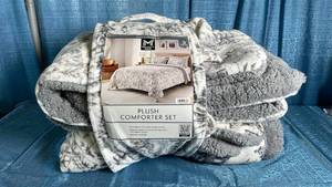 lot 5009 image: Members Mark FullQueen Plush Comforter Set