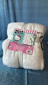 lot 6002 image: Hello Kitty White Plush Blanket