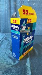 lot 6006 image: Gillette Custom Plus Disposable Razors