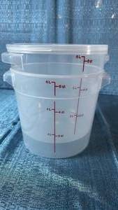 lot 6019 image: 6 Quart Round Food Storage Containers with Measurements x2