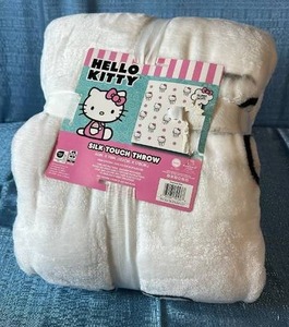 lot 6035 image: Hello Kitty White Plush Blanket