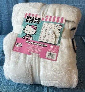 lot 6036 image: Hello Kitty White Plush Blanket