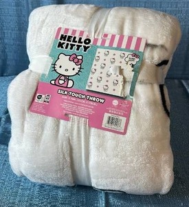 lot 6038 image: Hello Kitty White Plush Blanket