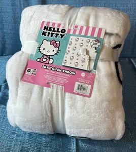 lot 6040 image: Hello Kitty White Plush Blanket