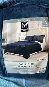 lot 6062 image: Faux Fur Comfort Set - Blue
