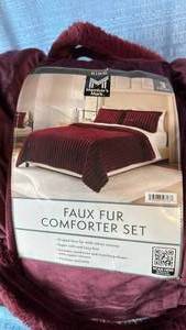lot 6064 image: Faux Fur Comfort Set - Purple