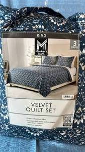 lot 6065 image: Navy Blue Floral Velvet Quilt Set King Size