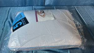 lot 6080 image: Serta gel Memory Foam Pillow