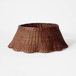 lot 6107 image: Scalloped Woven Christmas Tree Collar - Threshold�� designed with Studio McGee