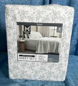 lot 7005 image: 6-Piece King Size Sheet Set with Leaf Pattern