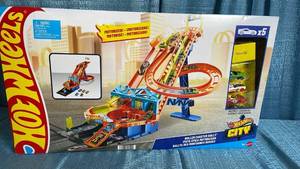 lot 7040 image: Hot Wheels Roller Coaster Rally Motorized Track Set