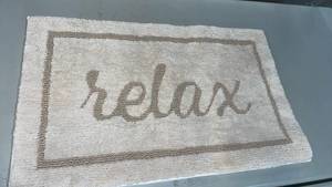lot 7046 image: Member��s Mark ��RELAX�� Bath Mat