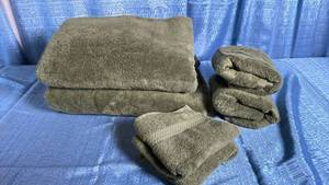lot 7063 image: Member��s Mark Olive Green Hotel Collection Bath Towel Set