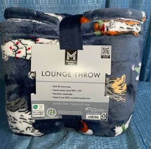 lot 7068 image: Members Mark Holiday Throw Blanket