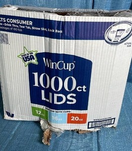 lot 7082 image: WinCup 1000 Count Plastic Lid Box