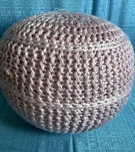 lot 7115 image: Decorative Knit Cushioned Seat