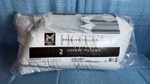 lot 7130 image: Member��s Mark Hotel Premier Collection 2PK QUEEN PILLOW