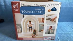 lot 8040 image: Members Mark Indoor Bounce House with Electric Pump