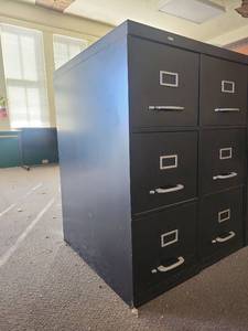 lot 16559 image: Black Metal 3-Drawer Filing Cabinet