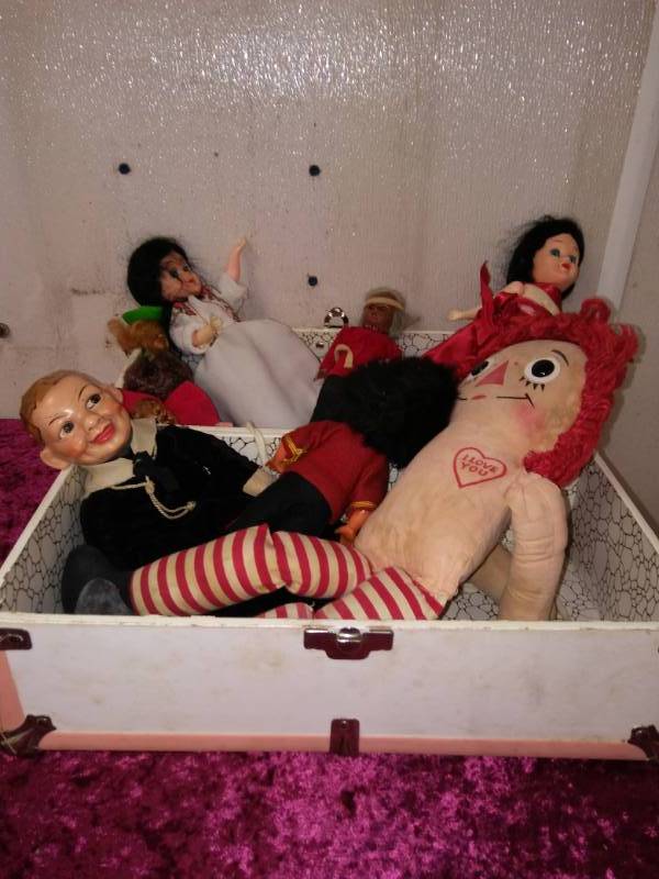 lot 5438 image: Doll Lot in a Suitcase