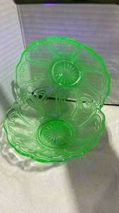 lot 1003 image: Pair of uv reactive uranium glass bowls 5 in diameter
