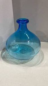 lot 1031 image: Blue art glass vase approximately 10 tall