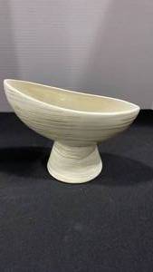 lot 1051 image: McCoy vase 6 in tall