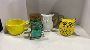 lot 1057 image: Vintage owl napkin holder and more